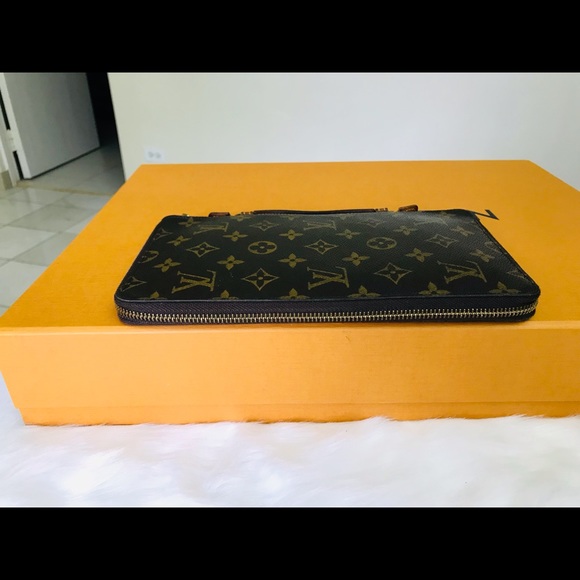 Louis Vuitton - Picture 5 of 16